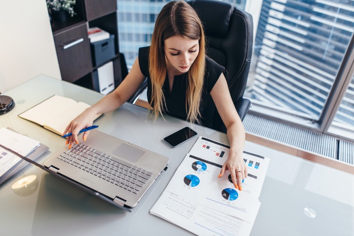 Getting Professional Data Analysis without Hiring Professional Data Analysts 